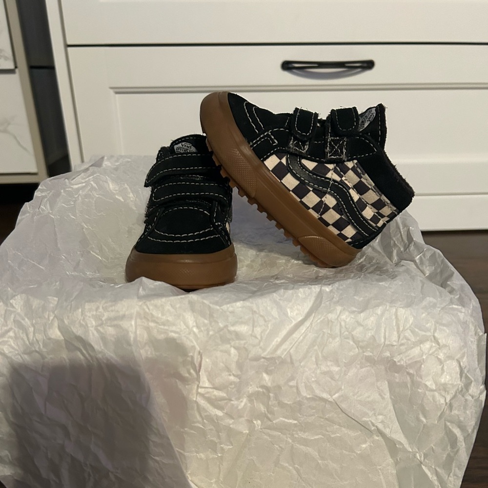 Gently worn 4c Vans. No laces!! Easy to put on and slip off. Gently worn.